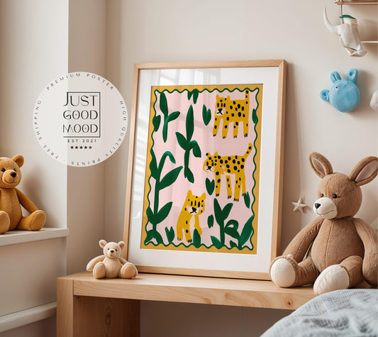 Poster Kinderzimmer Leoparden · Tierposter mit Dschungelpflanzen · Bunte Safari Wanddeko für Kinderzimmer · Dekoprint ohne Rahmen-0